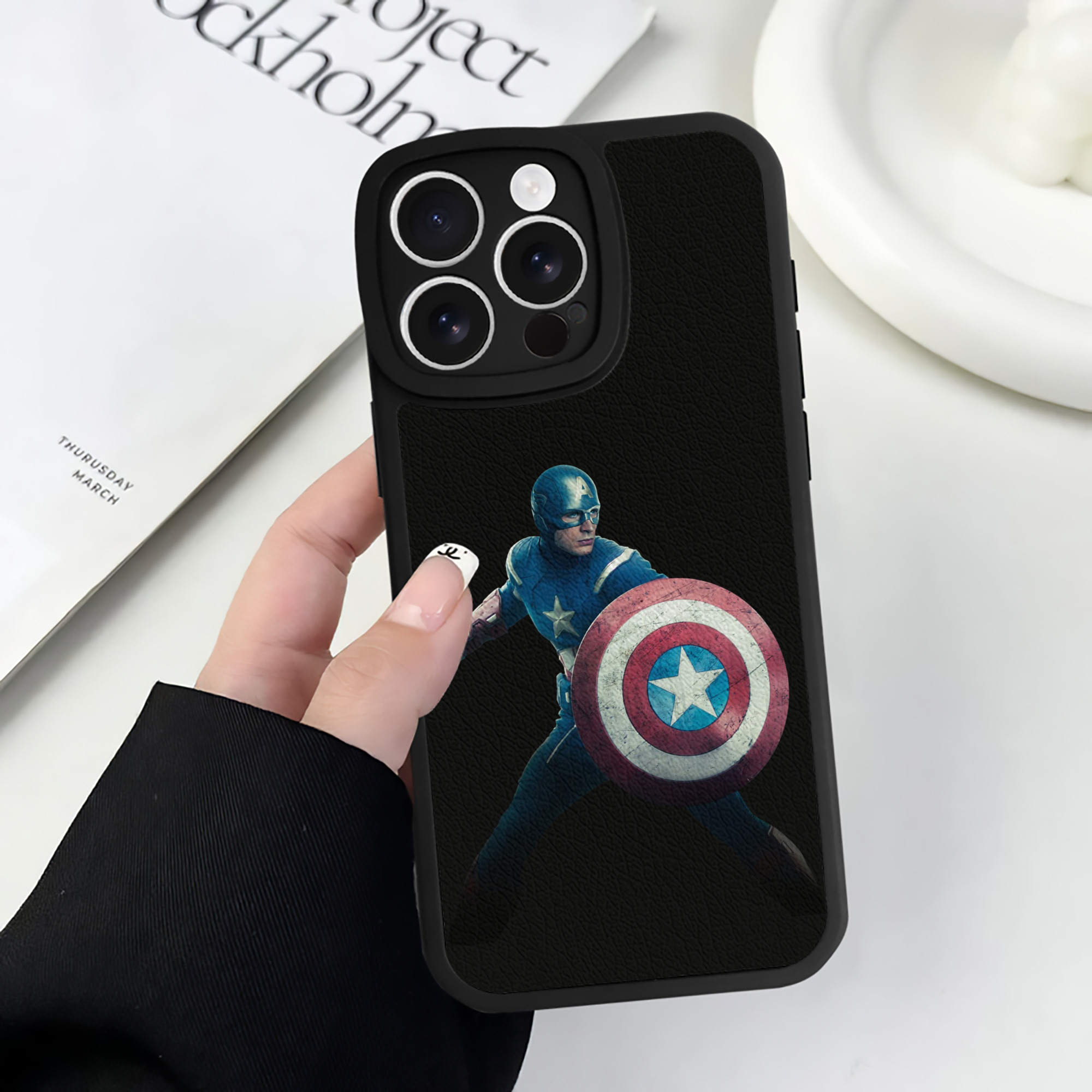 （画像用） アベンジャーズ The Avengers 【iPhone 16シリーズ対応】シリコンスマホケース（レザー調） 材質：シリコン